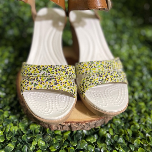 NWOT Crocs 7 Leigh Wedge Sandals - Picture 12 of 12